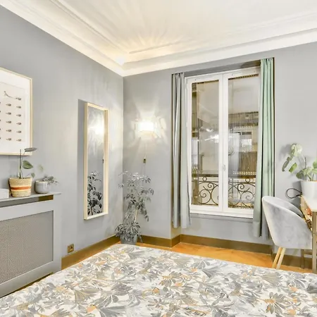 Superb For 3 In Montmartre *